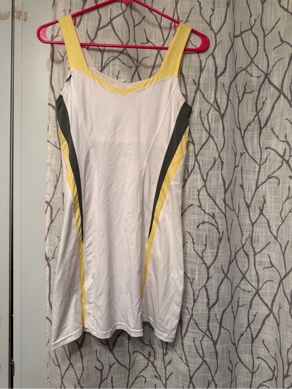 Women’s White and Yellow Athletic Tennis bolle